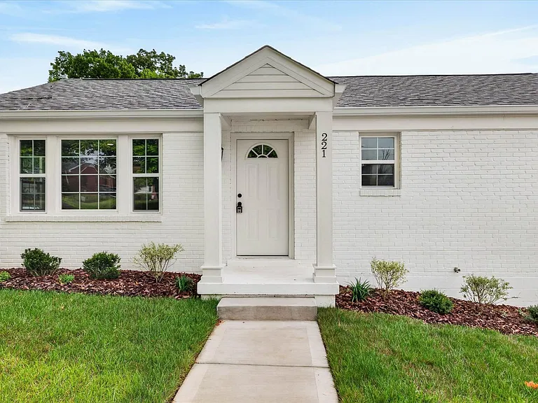 221 Clearview Dr — Photo 4