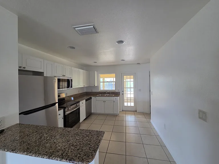 10483 Pendleton Ave — Photo 6