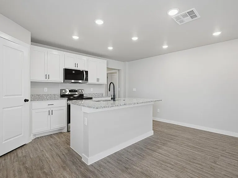 3035 Glennster St — Photo 8