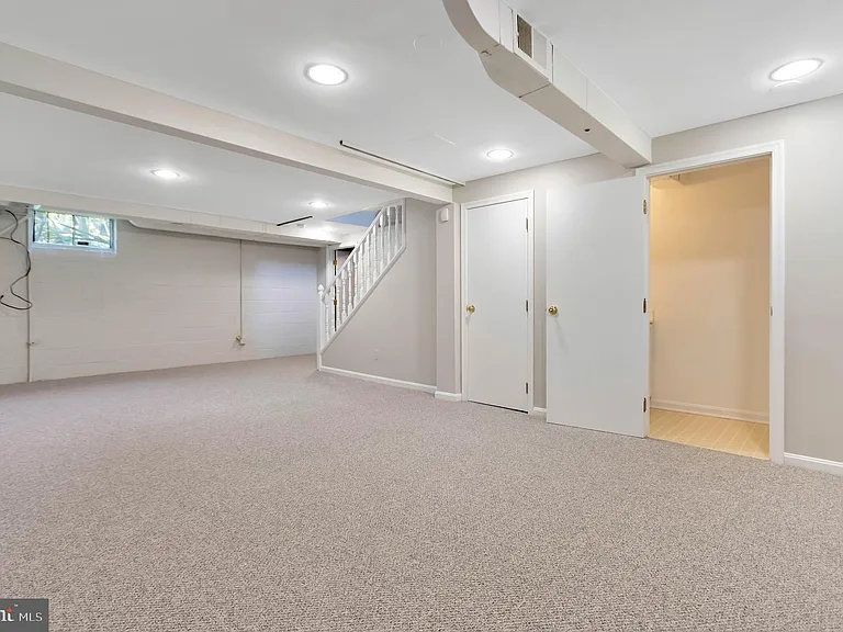 970 N Quintana St — Photo 26