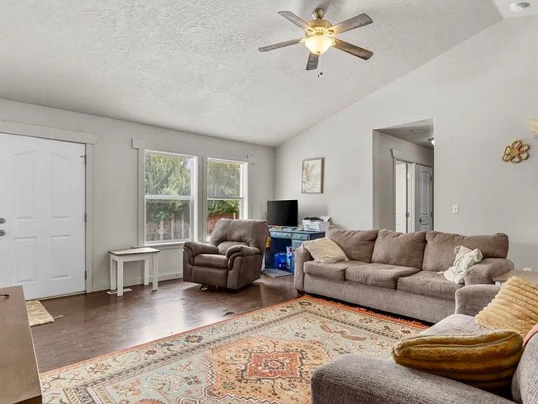 1110 SW Isaac Ln — Photo 6