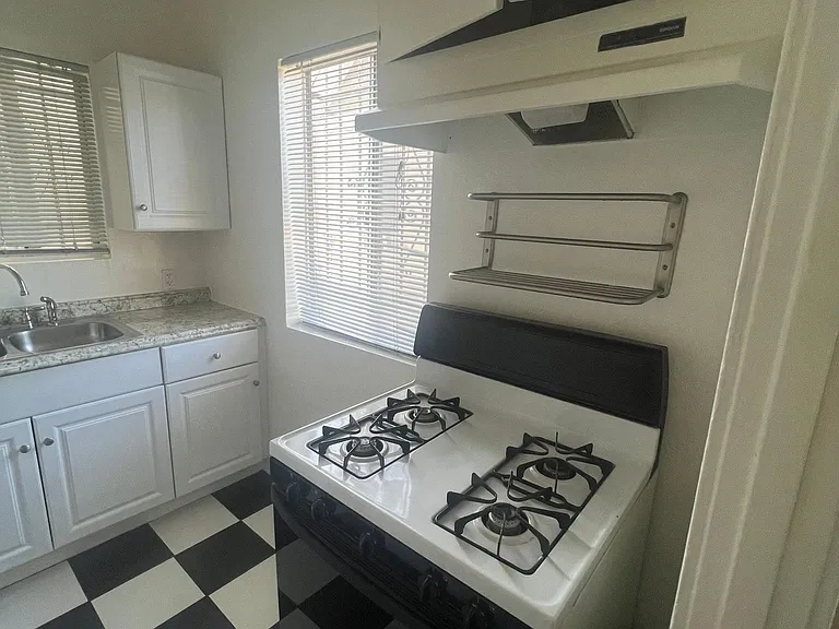 1927 Bonsallo Ave #4 — Photo 10