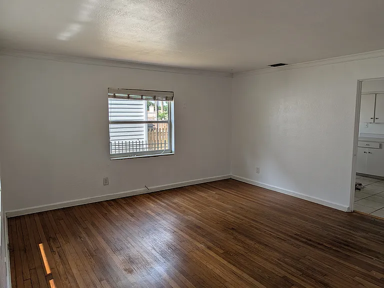 811 Putnam Ave — Photo 5