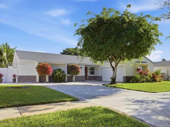 19463 NW 62nd Pl, Hialeah, FL 33015