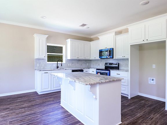 4th image of 206 Twisted Oaks Dr