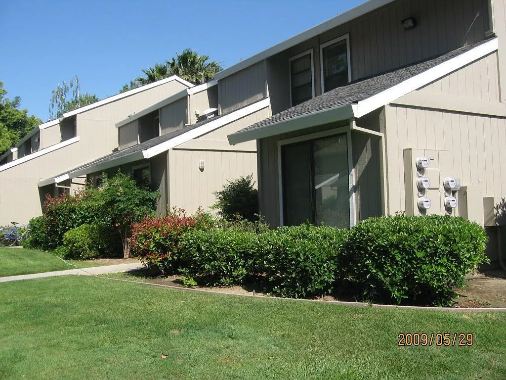 3 bed, 1300 sqft, $2,700 — Photo 2