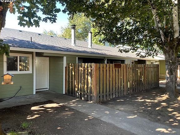 3rd image of 9001 SE Clackamas Rd