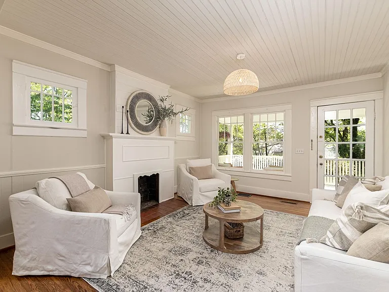 1109 Albany St — Photo 3