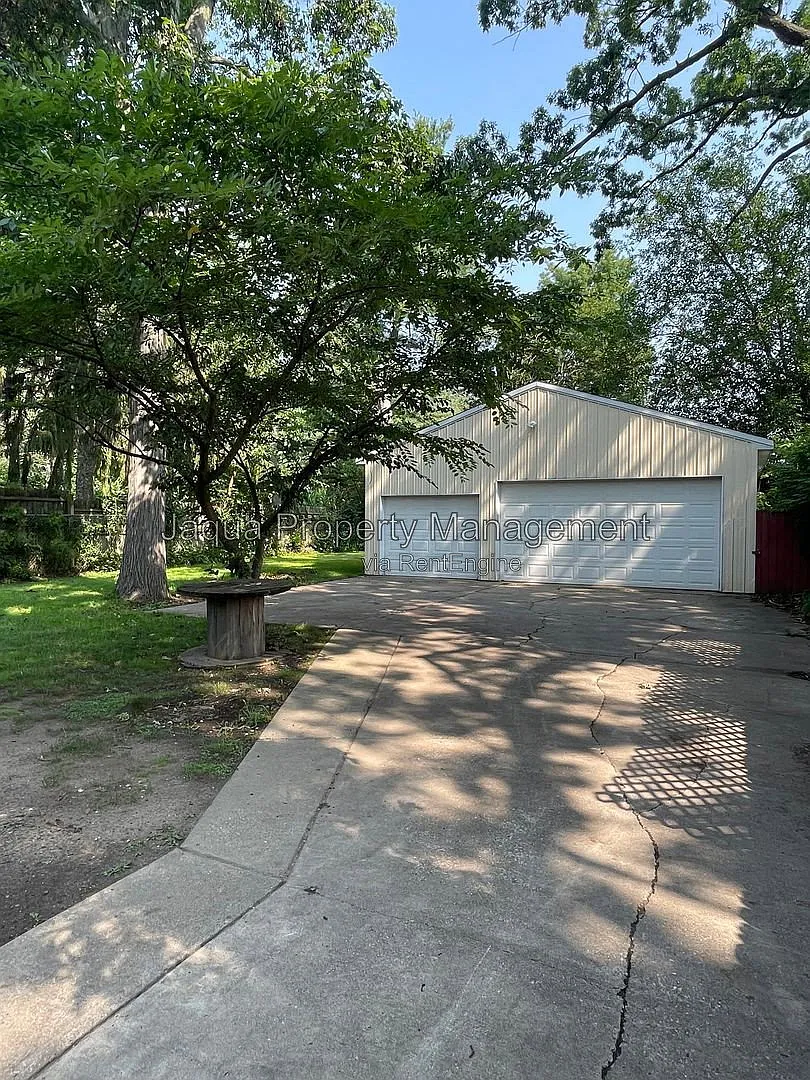 4 bed, 1.5 bath, 1850 sqft, $1,750 — Photo 3