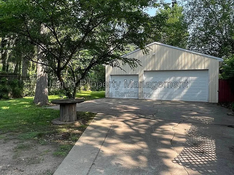 1425 Lakeway Ave — Photo 3