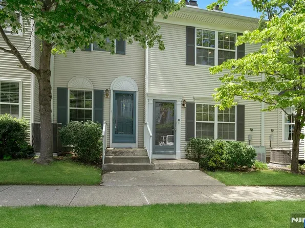 2262 Nash Ct, Mahwah, NJ 07430