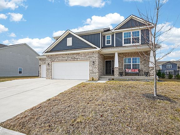 2nd image of 3819 Castle Hill Dr