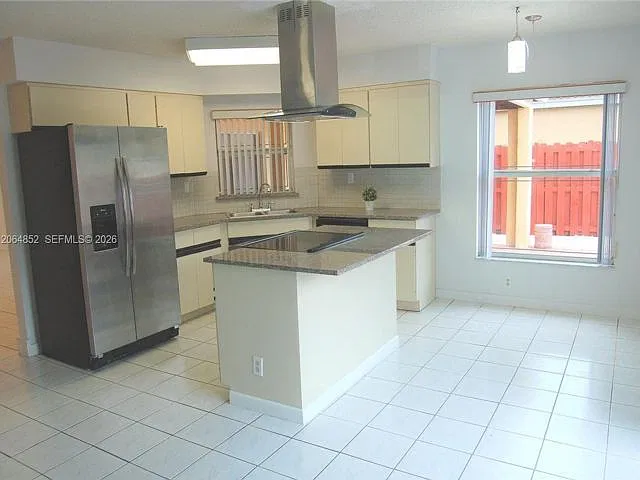 3 bed, 2.0 bath, 1350 sqft, $3,650 — Photo 3