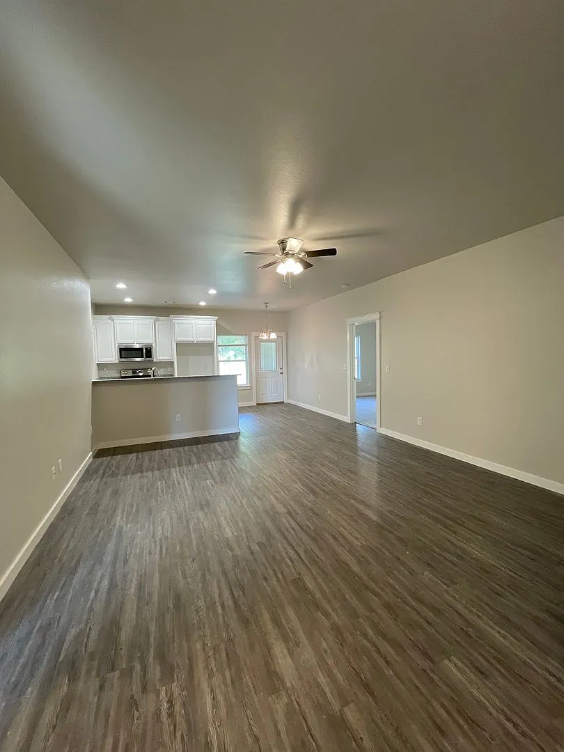 Cozy 3 bed, 2 bath close to Choctaw Casino — Photo 2