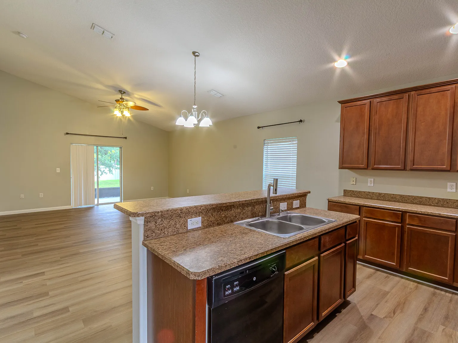4 bed, 2.5 bath, 2400 sqft, $2,400 — Photo 4