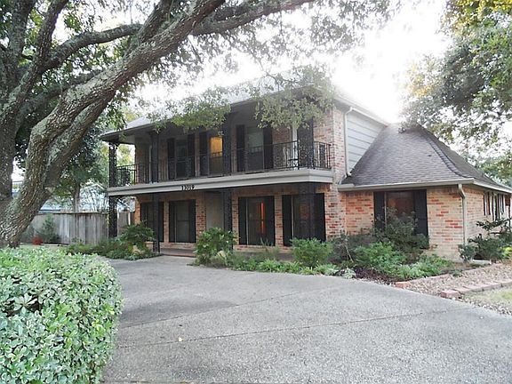 Circular Driveway in Front of New Orleans Style home