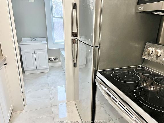 4th image of 469 Wellington Ave
