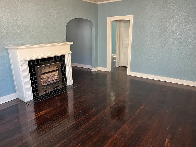 345 E Ridgeway St — Photo 2