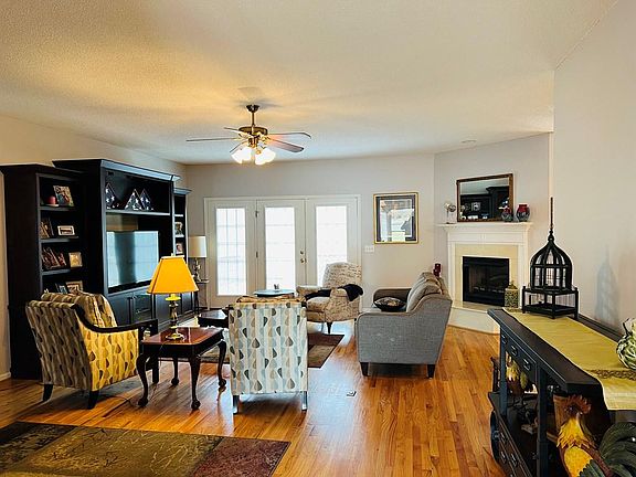 5th image of 210 Heathwood Dr