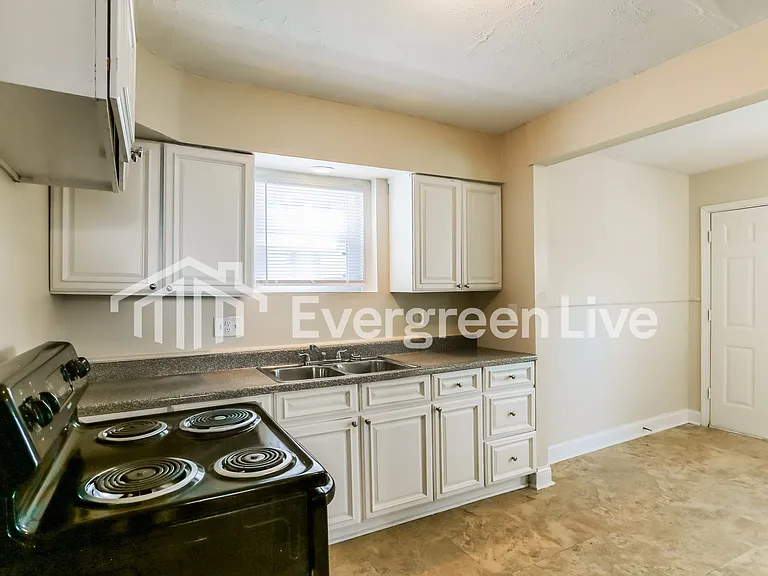 731 Malvern Ave — Photo 8