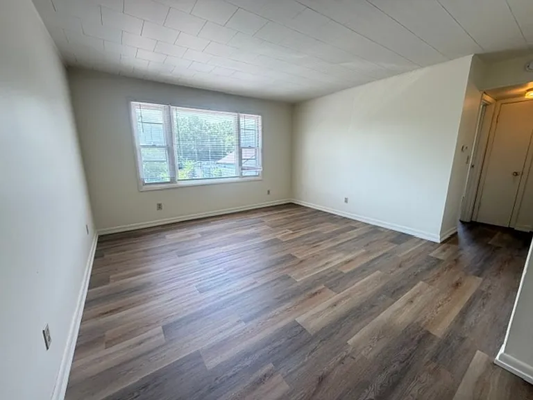 202 W Commercial St — Photo 6