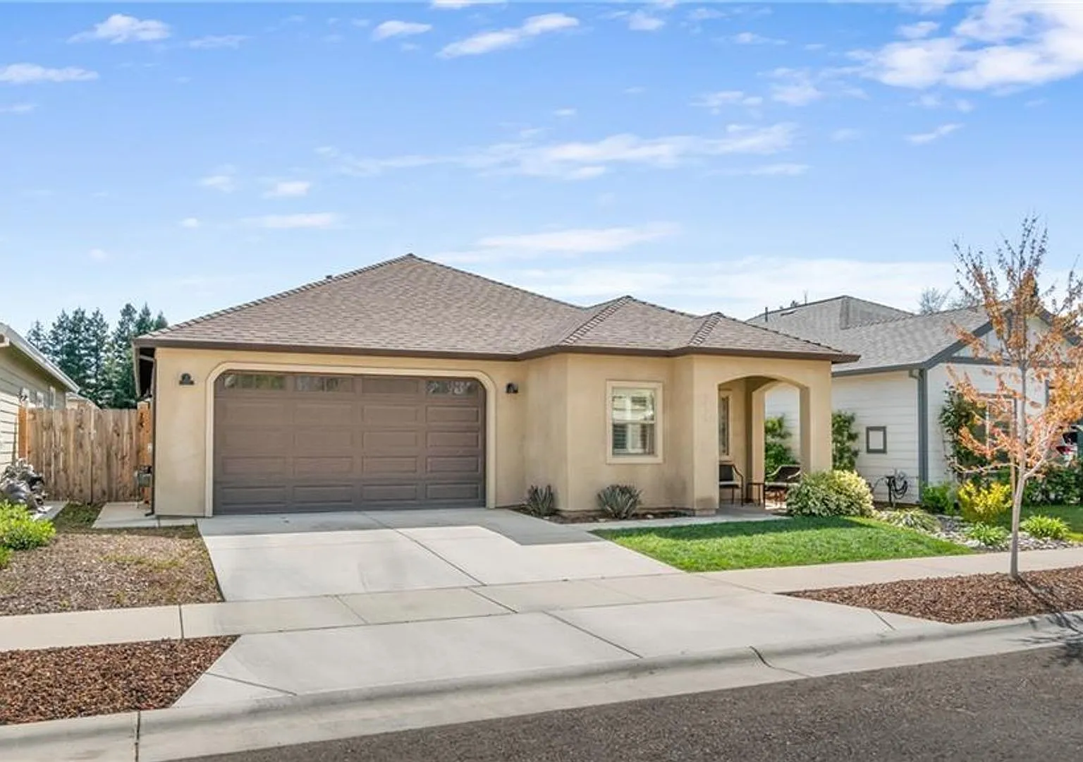 Beautiful 3-Bedroom Home with Modern Finishes & Low-Maintenance Backyard — Photo 1