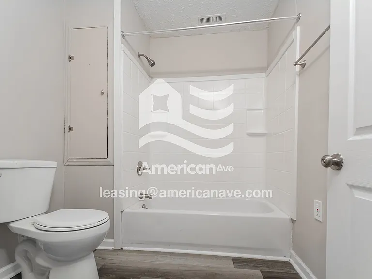 1676915_010_main_bathroom_13788638.jpg