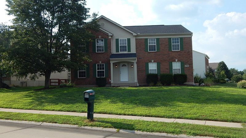 1768 Oakrose Court : Large Corner Lot, side entry garage.