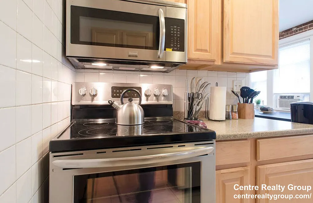 2 bed, 1.0 bath, 9999 sqft, $2,995 — Photo 2