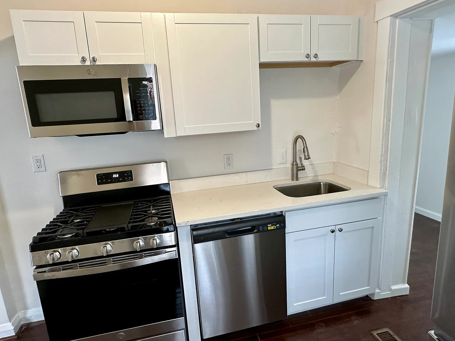 1 bed, 900 sqft, $1,195 — Photo 1