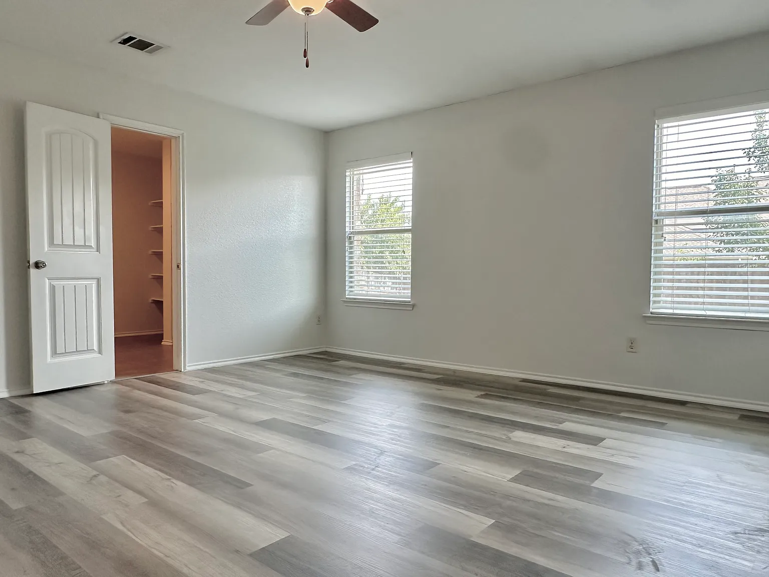 4 bed, 1913 sqft, $2,200 — Photo 2