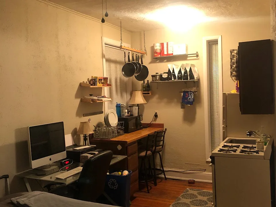 Kitchen/bed/desk