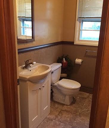 4th image of 2446 Custer Ave