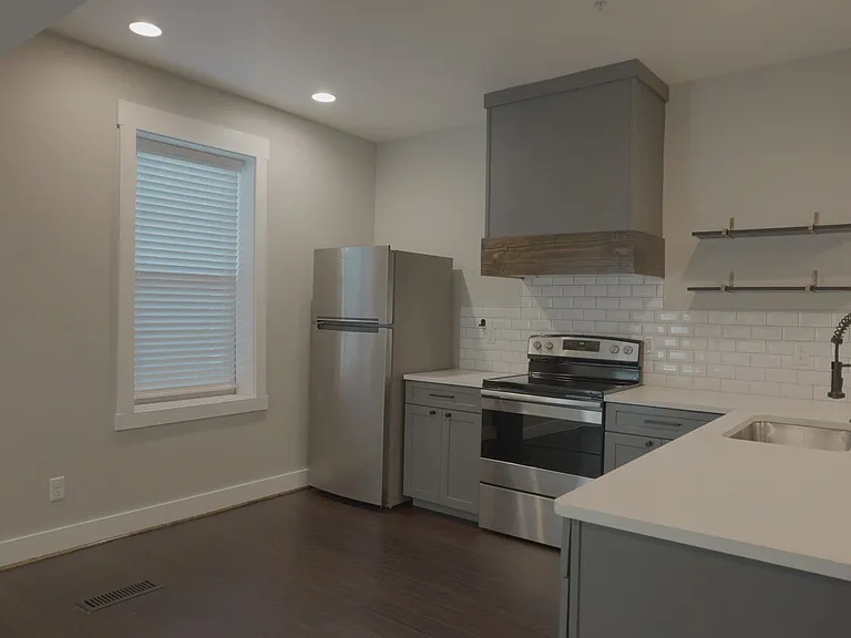 901 N Wood Ave — Photo 2