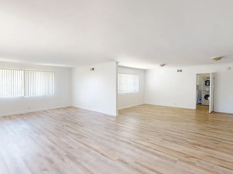 1021 Grove — Photo 4