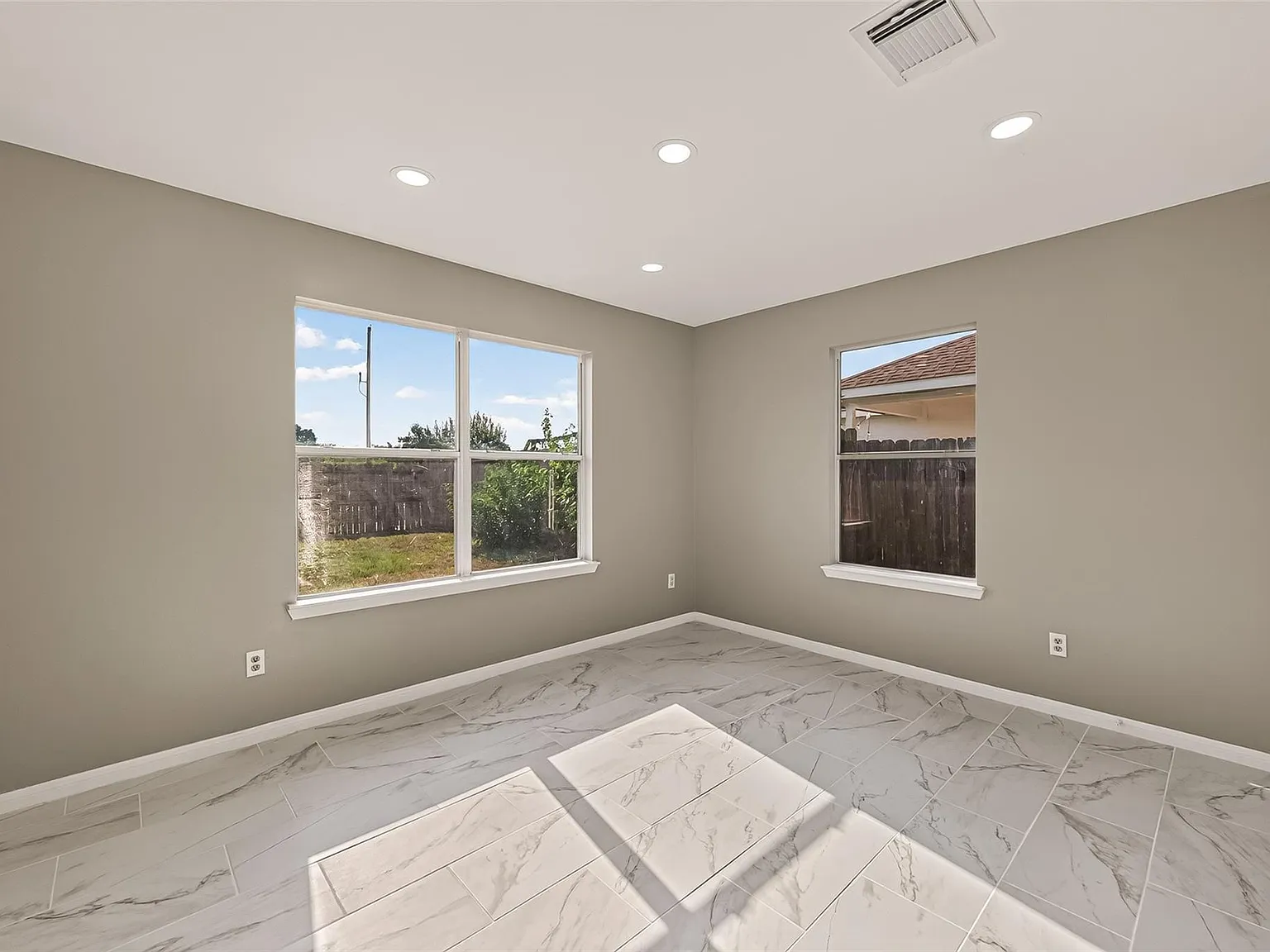4 bed, 2.5 bath, 2280 sqft, $2,303 — Photo 4