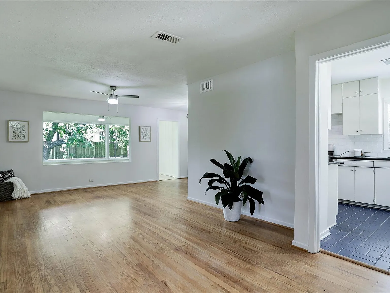 2 bed, 1296 sqft, $1,800 — Photo 4