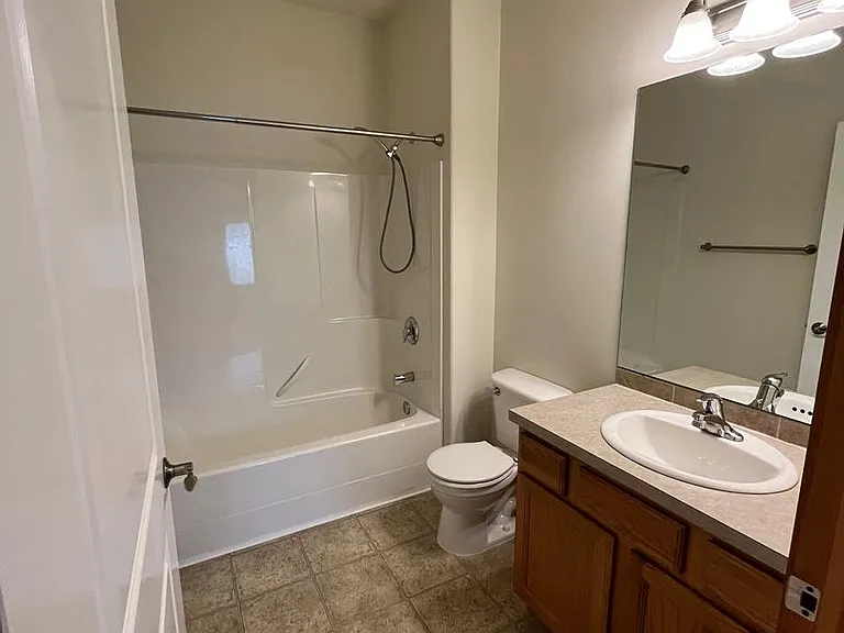 3724 Bristol St — Photo 12
