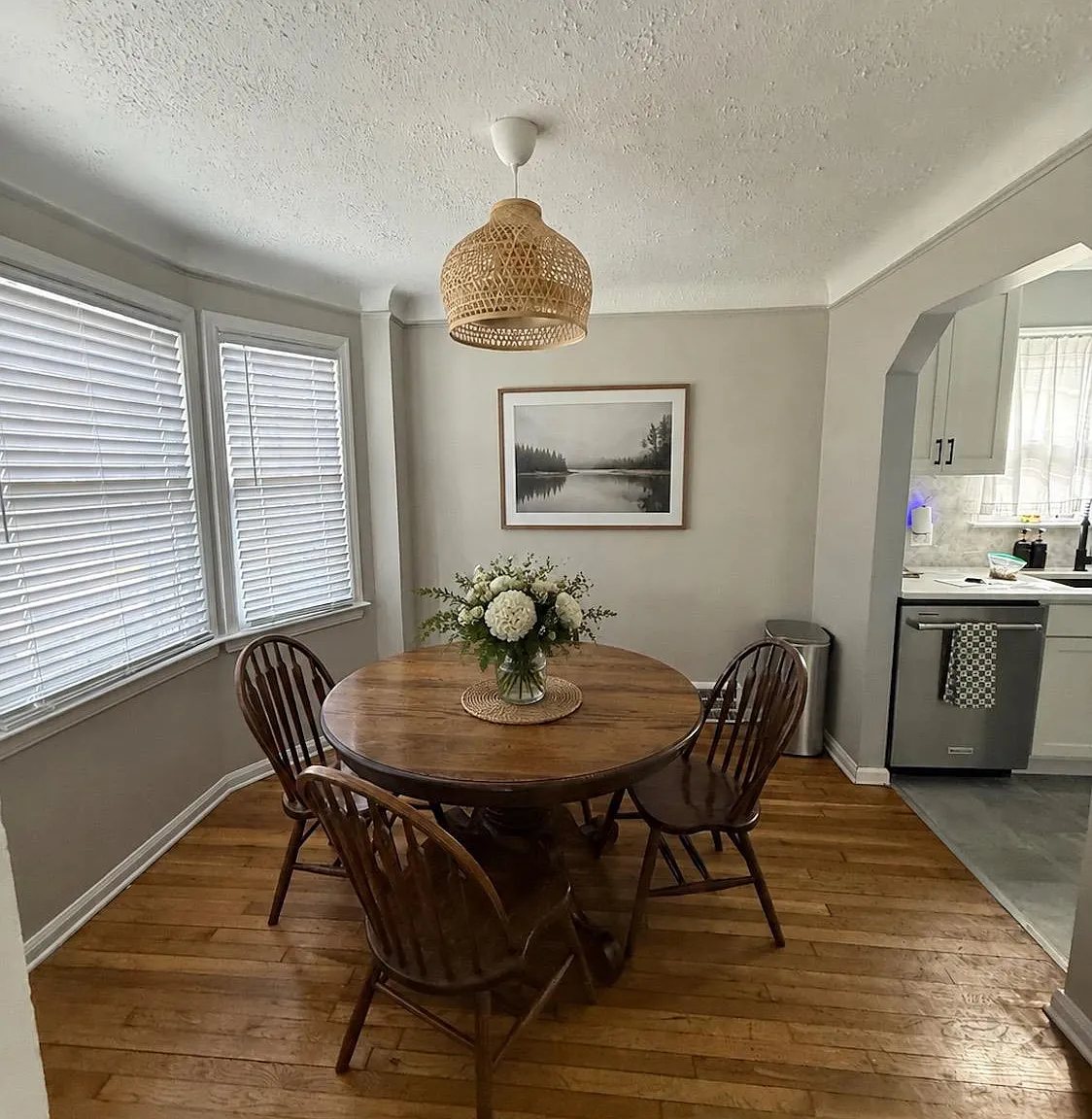 3 bed, 1.0 bath, 1076 sqft, $2,000 — Photo 4