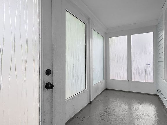 5th image of 612 W 42nd St