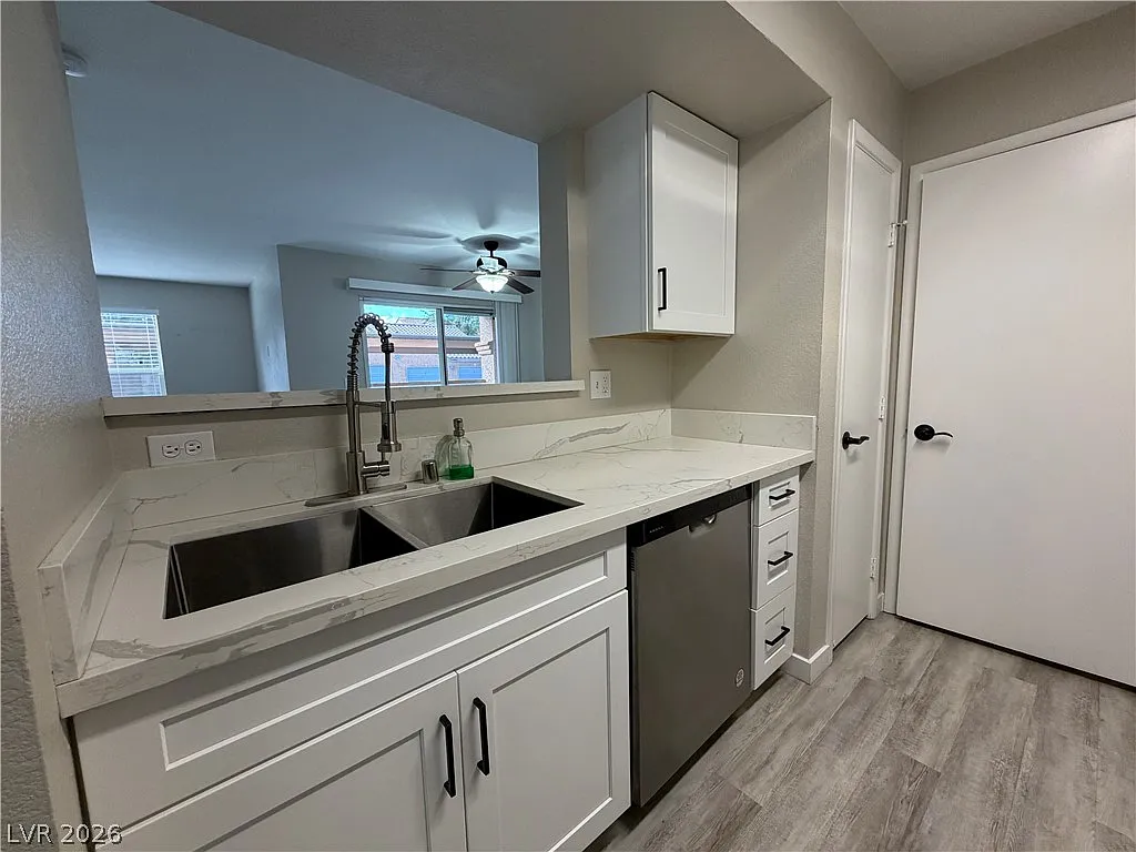 1150 N Buffalo Dr — Photo 4