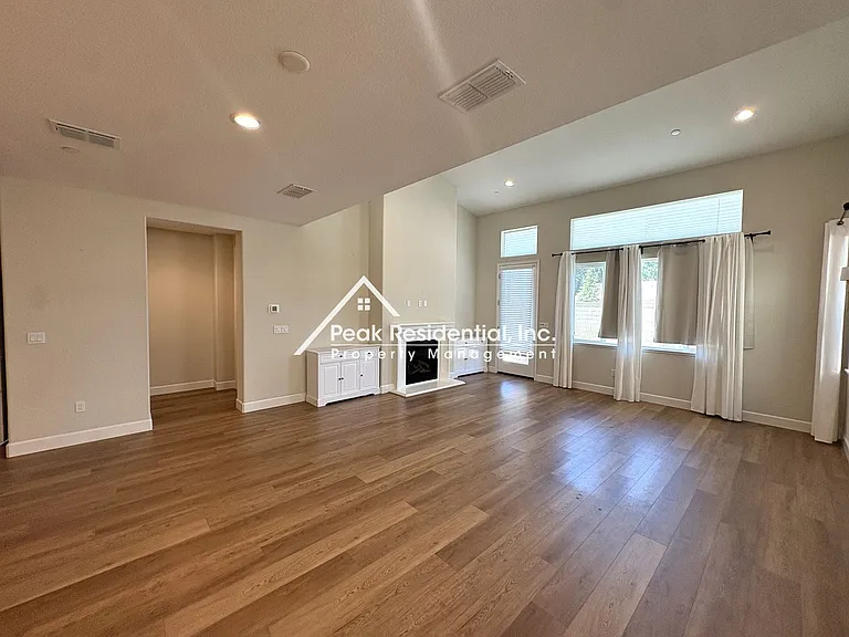 2794 Elderberry St — Photo 4