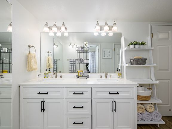 All bath and pool towels provided.