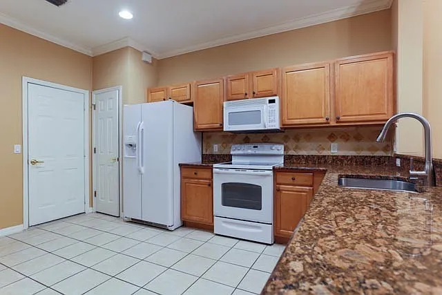 Available Nov 01 - Beautiful 3-bedroom, 2.5-bath townhome with attached garage in the heart of Na... — Photo 4