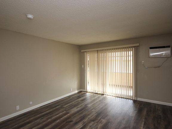 5th image of 976 E Villa St #8
