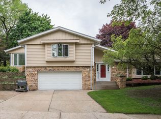 2204 Pebble Valley Rd, Waukesha, WI 53188