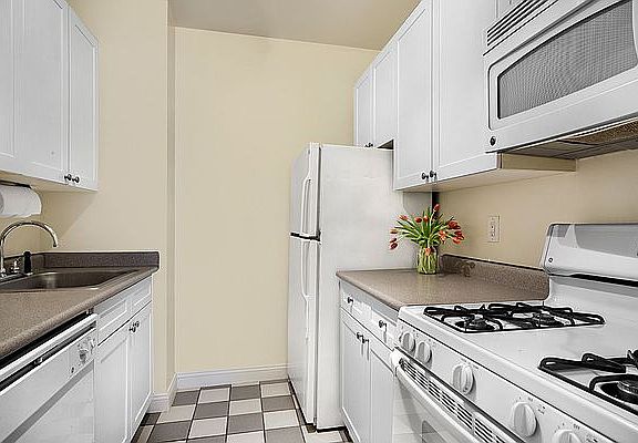 2nd image of 88 Greenwich St APT 304