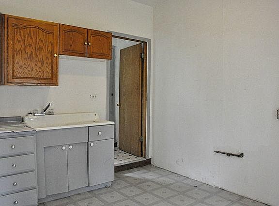 3rd image of 619 1/2 Chapel St #0