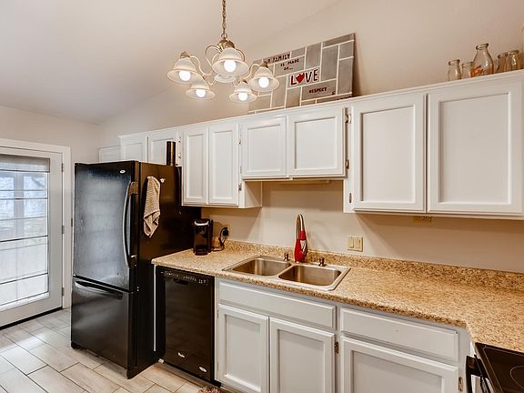 5th image of 406 E Sequoia Dr