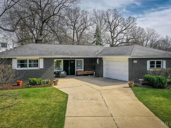 342 Woodland Hills Rd, Batavia, IL 60510